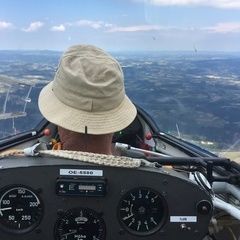 Flugwegposition um 12:44:52: Aufgenommen in der Nähe von Gemeinde Feldkirchen an der Donau, Österreich in 1563 Meter